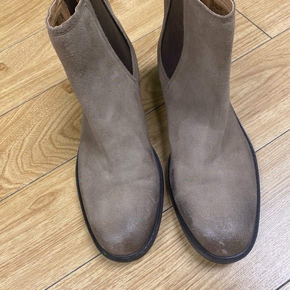 Uggs distressed lookleather boots size 9.5 - Picture 3 of 9